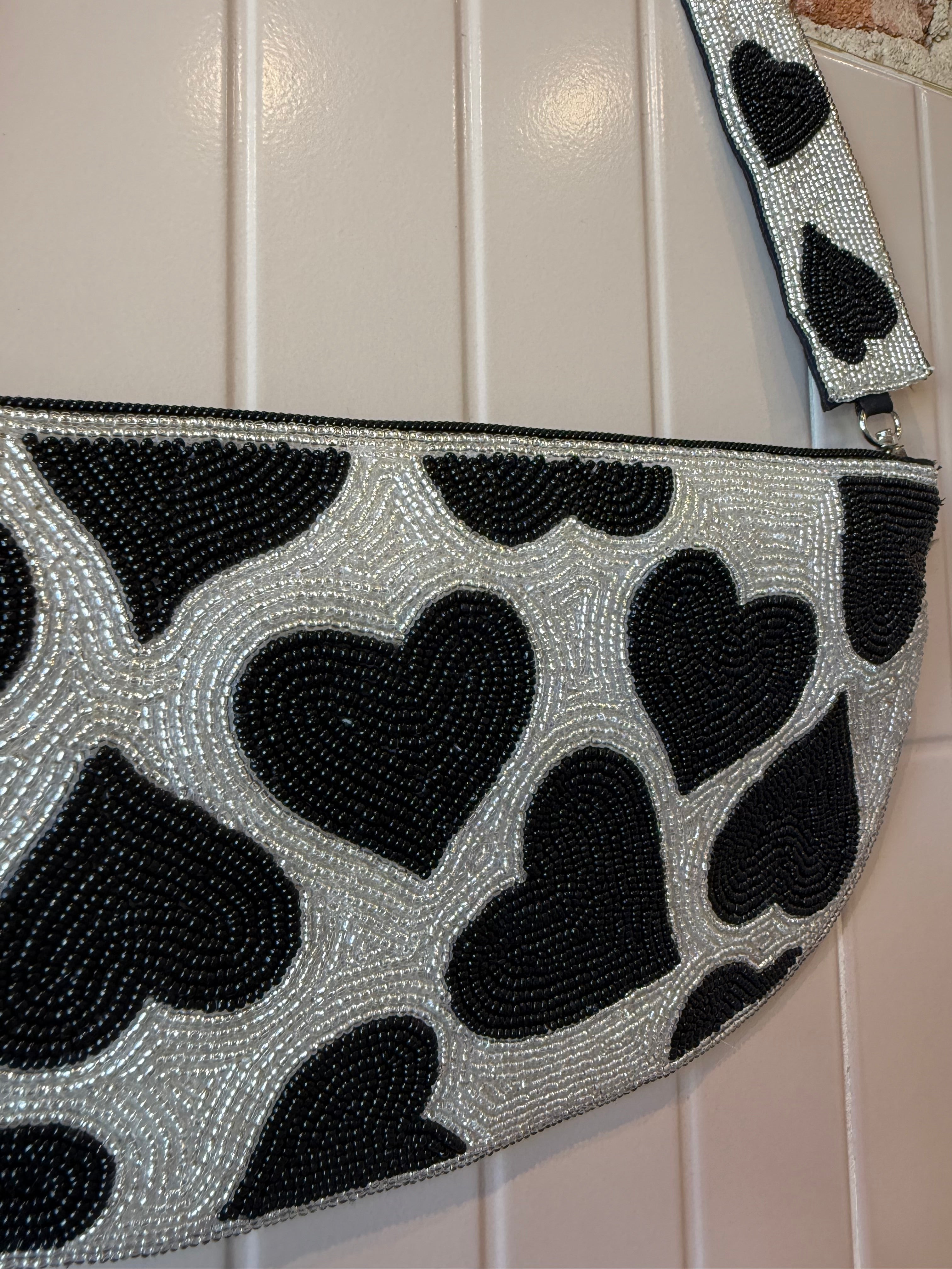 Bolso corazones blanco y negro